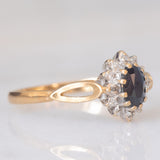 Anello a margherita vintage in oro giallo e bianco 9K con zaffiro (0.60ct ca.) e diamanti (0.06ctw ca.), anno 1988