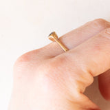 Vintage-Solitär aus 9-karätigem Gelbgold mit behandeltem Blautopas (ca. 0.40 ct), 1984