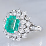 Anello vintage in oro bianco 14K con smeraldo (2ct ca.) e diamanti di taglio brillante (1.40ctw ca.), anni ‘60/‘70