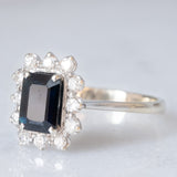Anello a margherita vintage in oro bianco 18K con zaffiro e diamanti di taglio brillante (0.24ctw ca.), anni ‘70