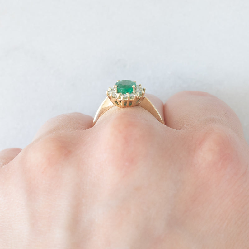 Anello a margherita vintage in oro giallo 18K e 14K con smeraldo (0.60ct ca.) e diamanti di taglio brillante (0.30ctw ca.), anni ‘70/‘80