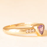 Anello vintage in oro giallo 9K con ametista di taglio trillion (0.45ct ca.) e diamanti di taglio brillante (0.09ctw ca.), anni ‘70