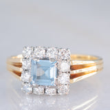 Anillo vintage de oro amarillo y blanco de 14 quilates con margaritas, topacio azul (aprox. 0.70 ct) y diamantes de talla brillante (aprox. 0.48 ct), década de 70/80