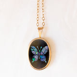 Vintage-Halskette mit Kette aus 9-karätigem Gelbgold und Anhänger aus 9-karätigem Gelbgold mit Mosaik aus Onyx und schmetterlingsförmigem Triplett-Opal
