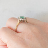 Anello a margherita vintage in oro giallo e bianco 9K con smeraldo (0.70ct ca.) e diamanti (0.20ctw ca.), anni ‘80