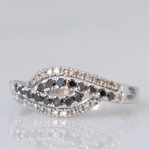 Anello vintage in oro bianco 9K con diamanti bianchi e diamanti neri (0.25ctw ca.)