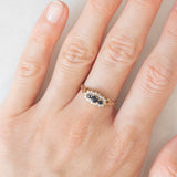 Anello vintage in oro giallo 9K con zaffiri (0.20ctw ca.) e diamanti (0.18ctw ca.), anni ‘70/‘80