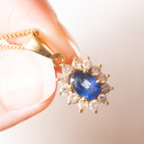 Gänseblümchen-Anhänger aus 18-karätigem Gelbgold mit Saphir (ca. 0.90 ct) und Diamanten im Brillantschliff (ca. 0.36 ctw), 70er Jahre