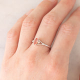 Trilogy vintage in oro bianco 14K con topazio arancione (0.34ct ca.) e diamanti di taglio brillante (0.02ctw ca.), anni ‘80/‘90