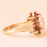 Vintage-Gänseblümchenring aus 9-karätigem Gelbgold mit Opal (ca. 0.30 ct) und synthetischen Rubinen (ca. 0.50 ctw), Jahr 1973–1974