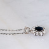 Collier vintage con ciondolo a margherita in oro bianco 14K con zaffiro (1.70ct ca.) e diamanti di taglio brillante (1.10ctw ca.), anni ‘70/‘80