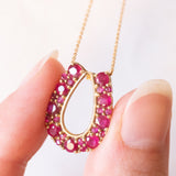 Vintage-Halskette aus 9-karätigem Gelbgold mit Hufeisen-Anhänger aus 9-karätigem Gelbgold und synthetischen Rubinen (ca. 1 Karat), 90er Jahre