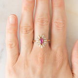 Anello ballerina vintage in oro giallo 14K con rubino (0.40ct ca.) e diamanti di taglio tapered (1ctw ca.), anni ‘70/‘80
