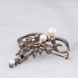 Collana con pendente/spilla Art Nouveau in oro giallo 18K e argento con diamanti di taglio rosetta (0.50ctw ca.), rubini e perle bianche, anni ‘10/‘20