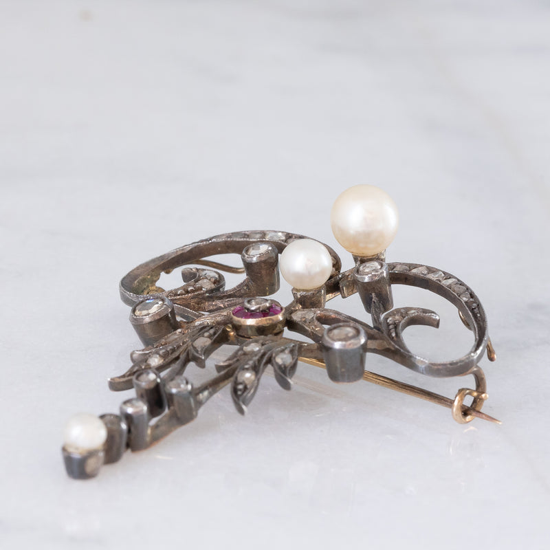 Collana con pendente/spilla Art Nouveau in oro giallo 18K e argento con diamanti di taglio rosetta (0.50ctw ca.), rubini e perle bianche, anni ‘10/‘20