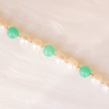 Collana vintage con filo di perle bianche e sfere di crisoprasio e con chiusura in oro bianco 8K con perla bianca, anni ‘70