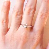 Retro-Solitär aus 18 Karat Weißgold mit Diamant im Brillantschliff (ca. 0.35 ct), 40er Jahre