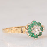 Anello a fiore vintage in oro giallo 9K con smeraldi (0.36ctw ca.) e diamante (0.01ct ca.), anni ‘70/‘80