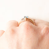 Vintage-Ring aus 9-karätigem Gelbgold mit synthetischem blauen Spinell im Herzschliff (ca. 0.50 ct) und Diamanten (ca. 0.03 ctw), 80er/90er Jahre