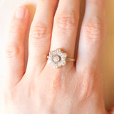 Antiker 18-Karat-Gelb- und Weißgold-Diamant-Blumenring im alten europäischen Schliff (ca. 0.88 ctw), 20er Jahre