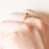 Anello vintage in oro giallo e bianco 18K con zaffiro, anni ‘60