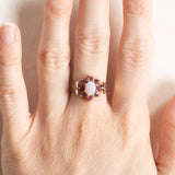 Vintage-Gänseblümchenring aus 9-karätigem Gelbgold mit Opal (ca. 0.30 ct) und synthetischen Rubinen (ca. 0.50 ctw), Jahr 1973–1974