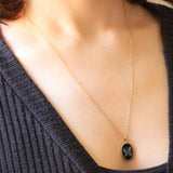 Vintage-Halskette mit Kette aus 9-karätigem Gelbgold und Anhänger aus 9-karätigem Gelbgold mit Mosaik aus Onyx und schmetterlingsförmigem Triplett-Opal
