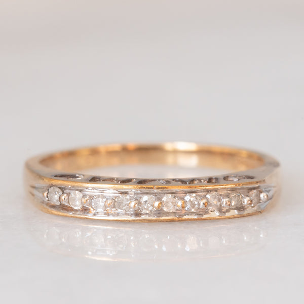 Anello vintage in oro giallo 9K con diamanti (0.10ctw ca.) e scritta traforata “MUM”, anni ‘80/‘90