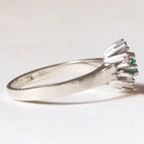 Vintage-Gänseblümchenring aus 14-karätigem Weißgold mit Smaragd (ca. 0.15 ct) und Diamanten (ca. 0.06 ctw), 70er Jahre