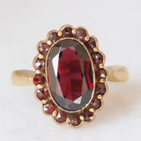 Anello a margherita vintage in oro giallo 8K con granati (2.60ct ca.), anni ‘50/‘60