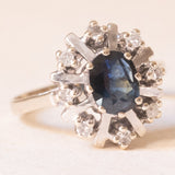 Vintage-Gänseblümchenring aus 14-karätigem Weißgold mit Saphir (ca. 0.70 ct) und Diamanten im Brillantschliff (ca. 0.20 ctw), 70er Jahre