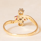 🌷 Jugendstil-Doppeltrilogie aus 18 Karat Gelbgold und Platin mit synthetischen Rubinen (ca. 0.25 ctw) und alten Diamanten im europäischen Schliff (ca. 0.35 ctw), 20er Jahre