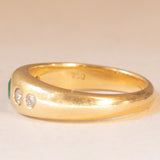 Anello gypsy vintage in oro giallo 18K con smeraldo (0.15ct ca.) e diamanti di taglio brillante (0.20ctw ca.), anni ‘60