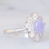 Anello a margherita in platino con giada lavanda (1.55ct) e diamanti (0.81ctw), anni ‘90