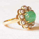 Vintage-Gänseblümchenring aus 18 Karat Gelbgold mit Smaragd im Cabochonschliff (ca. 2 Karat) und weißen Perlen, 50er Jahre