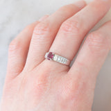 Anello a fascia vintage in platino con rubino (0.60ct) e diamanti (0.60ctw), anni ‘80