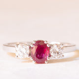 Vintage-Trilogie aus 18 Karat Weißgold mit Rubin (ca. 1 ct) und Diamanten im Brillantschliff (ca. 0.42 ctw)