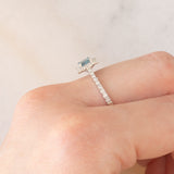 Anello a margherita vintage in oro bianco 18K con diamante blu (0.54ct) e diamanti bianchi (0.40ctw)