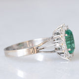 Anello a margherita in oro bianco 18K con smeraldo (1ct ca.) e diamanti di taglio brillante (0.50ctw ca.), anni ‘60