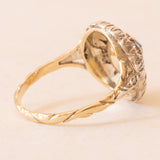 Antiker Gänseblümchenring aus 14 Karat Gelbgold und Silber mit zentralem Diamanten im Rose-Coroné-Schliff (ca. 0.60 ct) und seitlichen Diamanten im Rosettenschliff, Ende des 800./Anfang des 900. Jahrhunderts