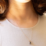 Vintage-Halskette mit Kette aus 9-karätigem Gelbgold und Gänseblümchen-Anhänger aus 9-karätigem Gelb- und Weißgold mit Saphir (ca. 0.40 ct) und Diamanten (ca. 0.12 ctw)