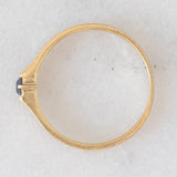 Solitario a fascia vintage in oro giallo 14K con zaffiro di taglio carré (0.18ct ca.), anni ‘70