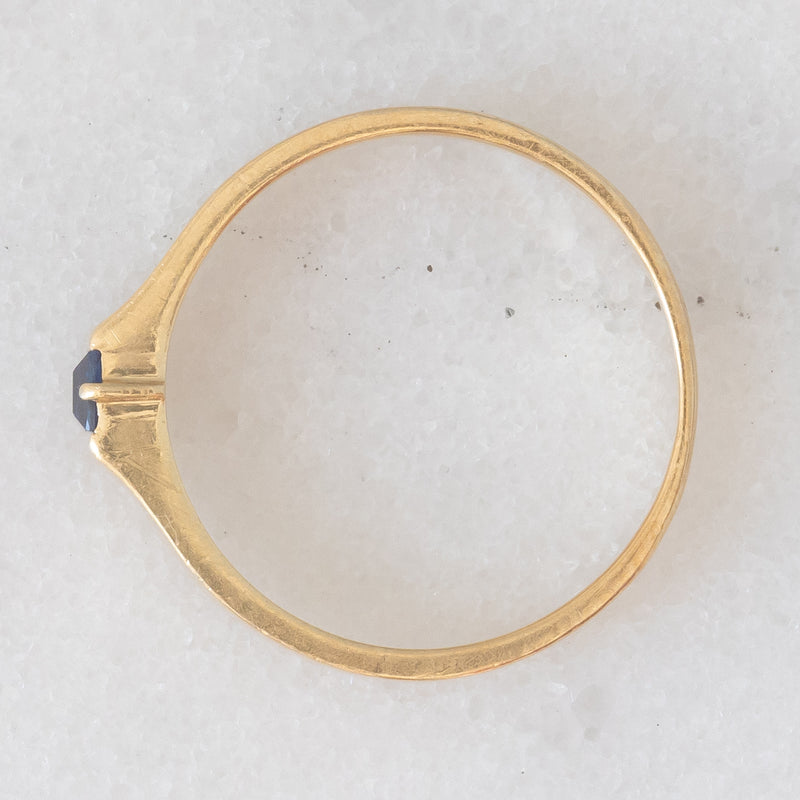 Solitario a fascia vintage in oro giallo 14K con zaffiro di taglio carré (0.18ct ca.), anni ‘70