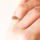 Vintage-Ring aus 9-karätigem Gelbgold mit Granat und Diamant (ca. 0.02 ctw), 60er Jahre