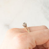 Anello a margherita in oro giallo 9K con zaffiro (0.08ct ca.) e diamanti (0.06ctw ca.), anni ‘70/‘80