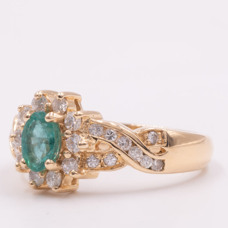Anello a margherita vintage in oro giallo 14K con smeraldo (0.40ct ca.) e diamanti di taglio brillante (0.60ctw ca.), anni ‘70/‘80