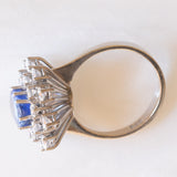 Vintage-Gänseblümchenring aus 14 Karat Weißgold mit Saphiren (ca. 1.90 ct) und Diamanten im Brillantschliff (ca. 1.80 ctw), 70er Jahre