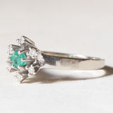 Vintage-Gänseblümchenring aus 14-karätigem Weißgold mit Smaragd (ca. 0.15 ct) und Diamanten (ca. 0.06 ctw), 70er Jahre