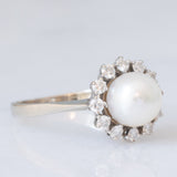 Anello a margherita vintage in oro bianco 18K con perla bianca e diamanti di taglio brillante (0.48ctw ca), anni ‘60