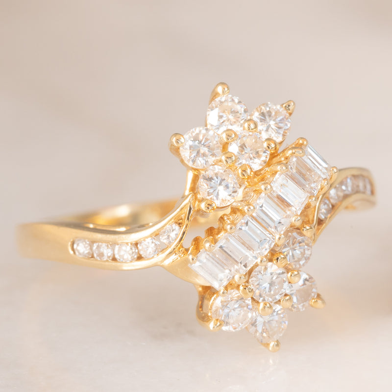 Anello vintage in oro giallo 14K con diamanti di taglio brillante e di taglio baguette (0.75ctw ca.), anni ‘70/‘80